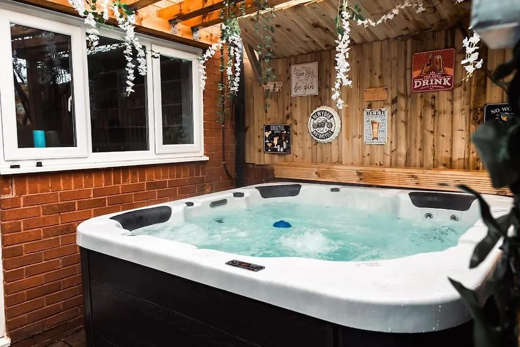 Villa Elegant 2 Bed With Hot Tub And A Host Of Amenities Liverpool Ferienhaus