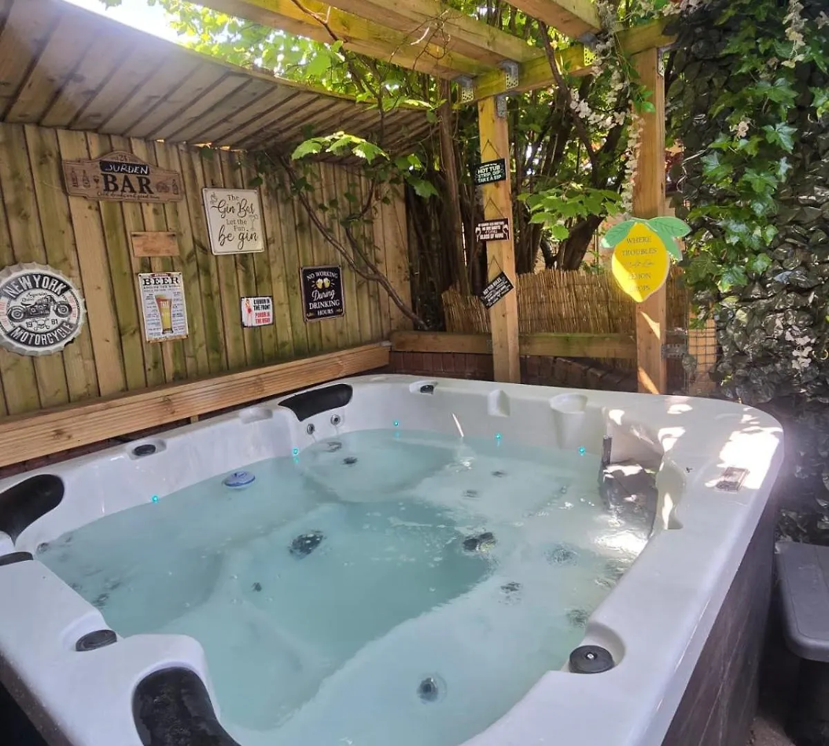 Elegant 2 Bed With Hot Tub And A Host Of Amenities Villa Liverpool