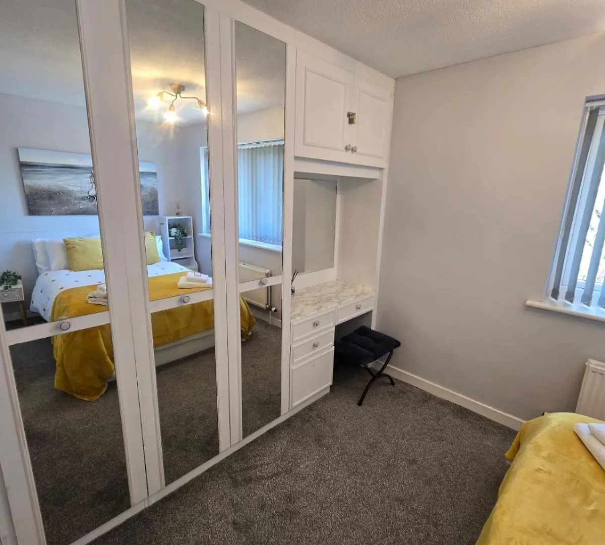 Elegant 2 Bed With Hot Tub And A Host Of Amenities Villa Liverpool Holiday home